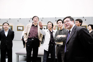 冯骥才与画坛挚友宋雨桂、何家英在《戊子之春》画展上