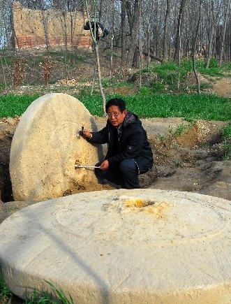 身近日一对"石轮"形的圆形石块在山东省茌平县博平镇三教堂村西头出土