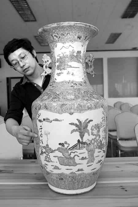 中国收藏网---新闻中心--同治年间书法刻瓷粉彩花瓶被发现（图）
