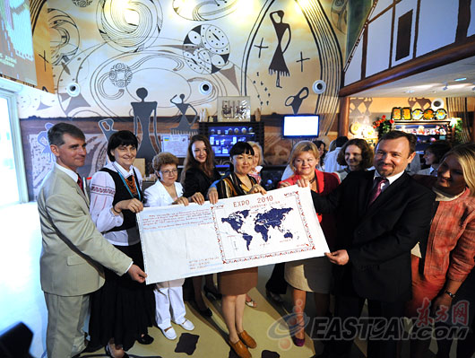乌克兰刺绣大师亲临世博 诚邀游客共绘“世界地图”