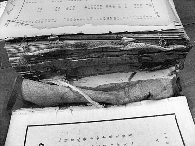 湖南图书馆馆藏的民国二十五年《全国银行年鉴》。刘微、龙军摄